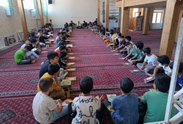 کانون پرورش فکری کودکان و نوجوانان استان کردستان همزمان با فرارسیدن ماه مبارک رمضان، کلاس‌ها و برنامه‌های قرآنی را در مساجد و محلات سنندج برگزار کرد و از کودکان حافظ قرآن کریم تقدیر نمود.